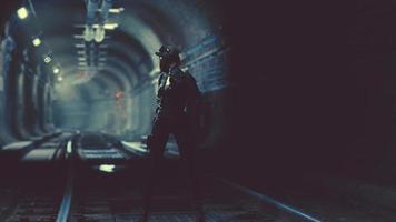 mulher pós-apocalíptica no túnel do metrô