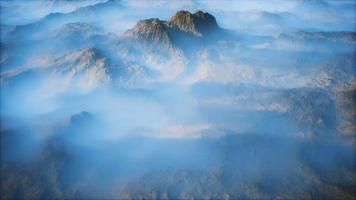 chaîne de montagnes lointaine et fine couche de brouillard sur les vallées video