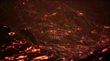roodoranje levendige gesmolten lava die op grijs lavaveld en glanzend rotsachtig land stroomt video