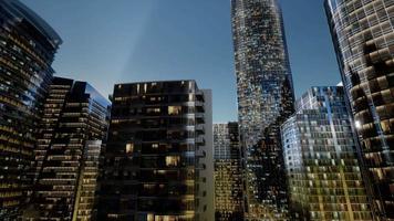 gratte-ciel de la ville la nuit avec un ciel sombre video