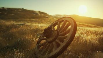 vieille roue en bois sur la colline au coucher du soleil video