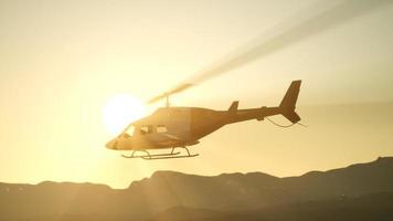 Helicóptero volador en cámara lenta extrema de 8k y cielo al atardecer video