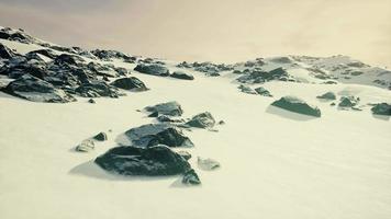 schneebedeckte Berge und dunkle Felsen video