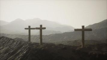 croix de crucifix en bois à la montagne
