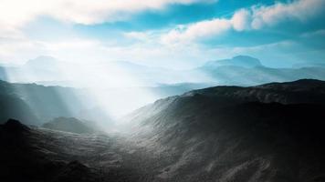 paysage désertique volcanique aérien avec des rayons de lumière video