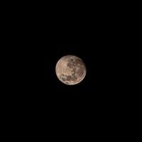 luna en el cielo oscuro foto