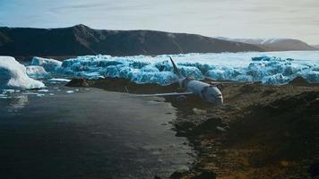 vecchio aereo rotto sulla spiaggia dell'Islanda video