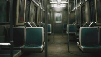 8k all'interno del vecchio vagone della metropolitana non modernizzato negli Stati Uniti video