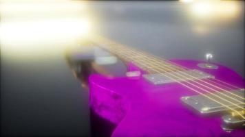 guitare électrique dans le noir avec des lumières vives video