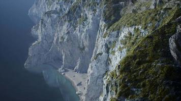 Inseln von Norwegen mit Felsen und Klippen video