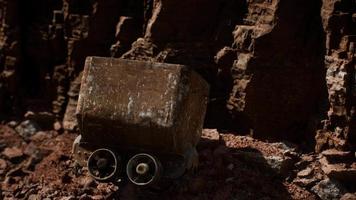 carro de mina de oro abandonado utilizado para transportar mineral durante la fiebre del oro video