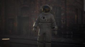 verloren astronaut in de buurt van verlaten industriële gebouwen van de oude fabriek video