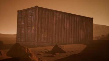 verlassener Schiffscontainer in der Wüste video