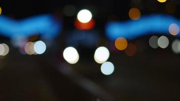 vida na cidade tráfego de carro embaçado à noite
