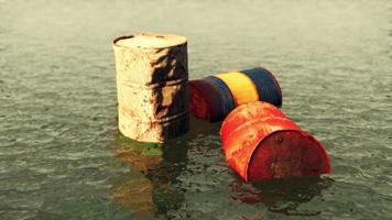 barils industriels jetés dans le lac pour les ordures et faire une pollution video