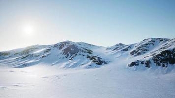 paisaje aéreo de montañas nevadas y costas heladas en la Antártida video