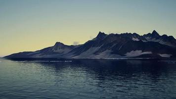 8k montagnes couvertes de glace dans le paysage antarctique video