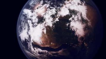 vue du globe terrestre de la planète depuis l'espace montrant la surface réaliste de la terre et la carte du monde