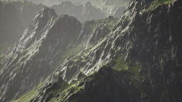 mit Gras bedeckte Felsen unter einem bewölkten Himmel video