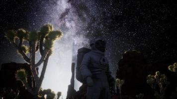 formación de astronautas y estrellas de la vía láctea en el valle de la muerte video