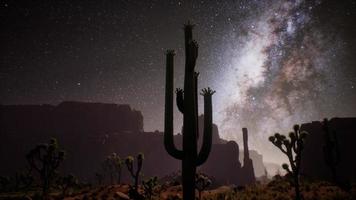 de melkweg boven de woestijn van Utah, usa video