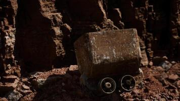 chariot de mine d'or abandonné utilisé pour transporter le minerai pendant la ruée vers l'or video