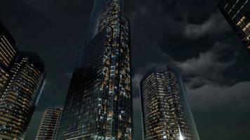 edifícios de escritórios de vidro skyscrpaer com céu escuro