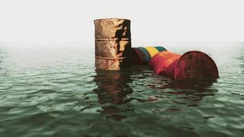 Viejos barriles oxidados aceite en agua de mar ilustra la contaminación del medio ambiente video