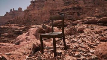 silla de madera vieja en rocas del gran cañón video