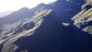 luchtfoto rotsachtige bergen landschap panorama video