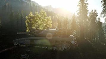 alter rostiger Tank im Wald bei Sonnenuntergang video