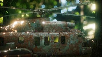 viejo helicóptero militar oxidado video