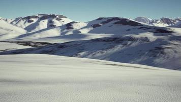 Cratère volcanique couvert de neige en Islande video