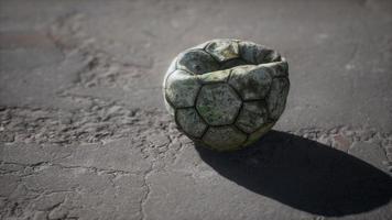 bola de futebol velha o chão de cimento