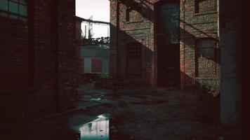 verlaten industriegebouwen bij zonsondergang video