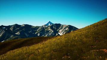 Panoramablick auf die alpine Berglandschaft in den Alpen video