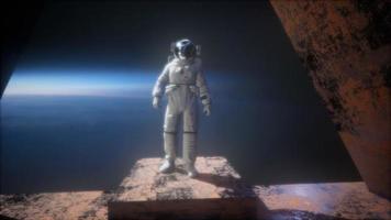 astronauta na estação do observatório espacial perto da terra video