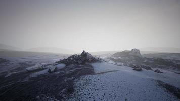 montanhas antárticas com neve no nevoeiro video