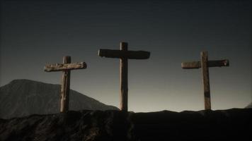 cruz de madeira crucifixo na montanha
