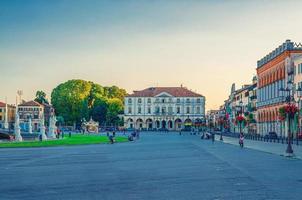 plaza prato della valle en el centro histórico de la ciudad de padua foto