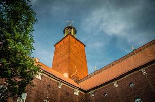 torre stadshuset del ayuntamiento de estocolmo al atardecer, anochecer, suecia foto