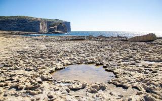 hongos y acantilados de roca gebla cerca de la ventana azul, isla de gozo, malta foto