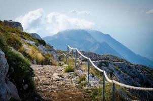 camino de montaña en la cima del pico sveti jure, biokovo, dalmacia, croacia foto