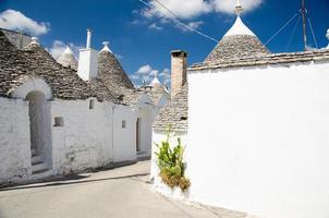 casas trulli en el pueblo de la ciudad de alberobello, puglia, sur de italia foto