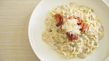 Spaghetti mit Trüffel-Sahne-Sauce und Champignons auf Teller video