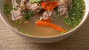 soupe de colonne vertébrale de porc hachée épicée ou soupe de long épicée - style de cuisine asiatique video