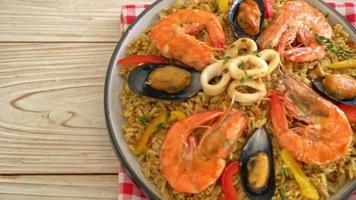 paella de marisco con gambas, almejas, mejillones sobre arroz con azafrán - estilo de comida española video