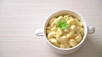 macaroni et fromage aux herbes dans un bol video