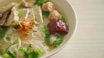 soupe de nouilles de riz vietnamienne avec saucisse vietnamienne servie de légumes et d'oignons croustillants - style de cuisine asiatique video