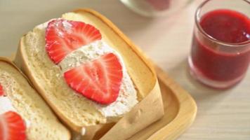 Pfannkuchen-Sandwich Erdbeer frische Sahne video